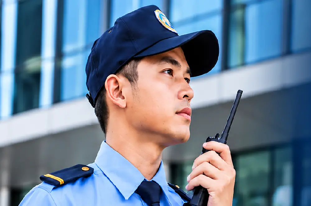 Liên lạc bằng bộ đàm giữa chốt cổng và tổ tuần tra giúp rút ngắn thời gian phản ứng